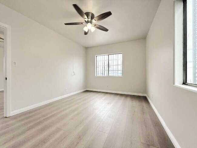 Building Photo - 1323 W 58th St