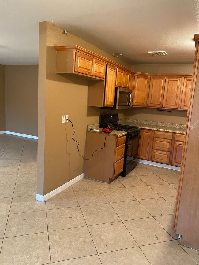 Building Photo - Lake Elsinore 2-Bedroom Home – $1,899 Limi...