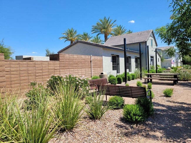 Building Photo - 2754 S Apache Dr