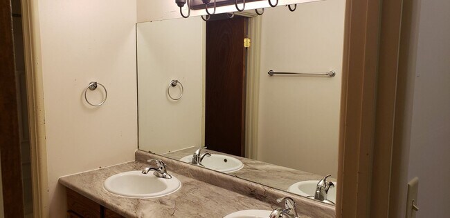 Building Photo - 3 BEDROOOM/1.5 BATH TOWNHOUSE