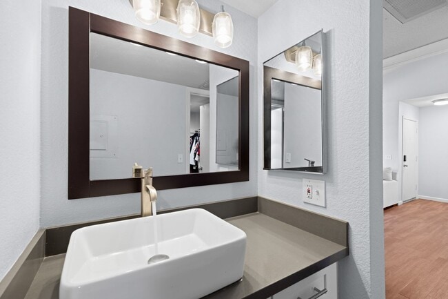 Building Photo - Charming 1BR Condo in Phoenix