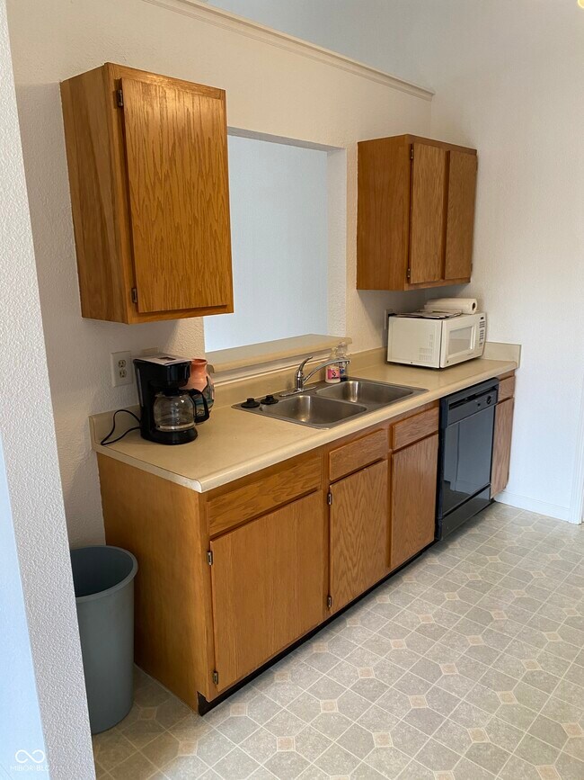 Building Photo - 5251 Bluff View Dr