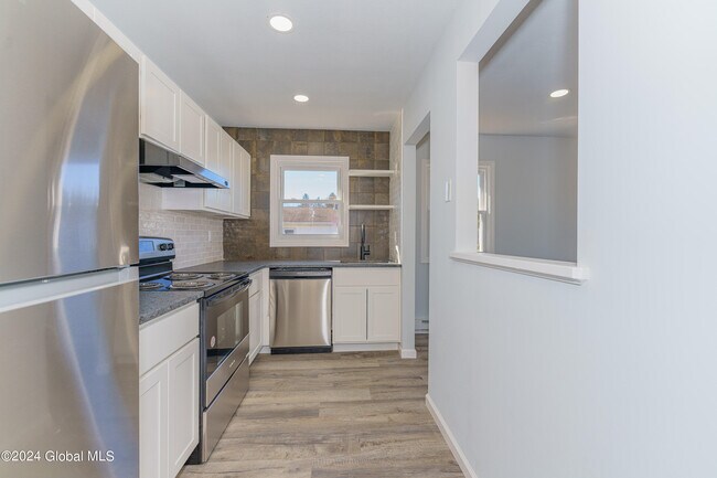 Building Photo - 128 Rockefeller Rd