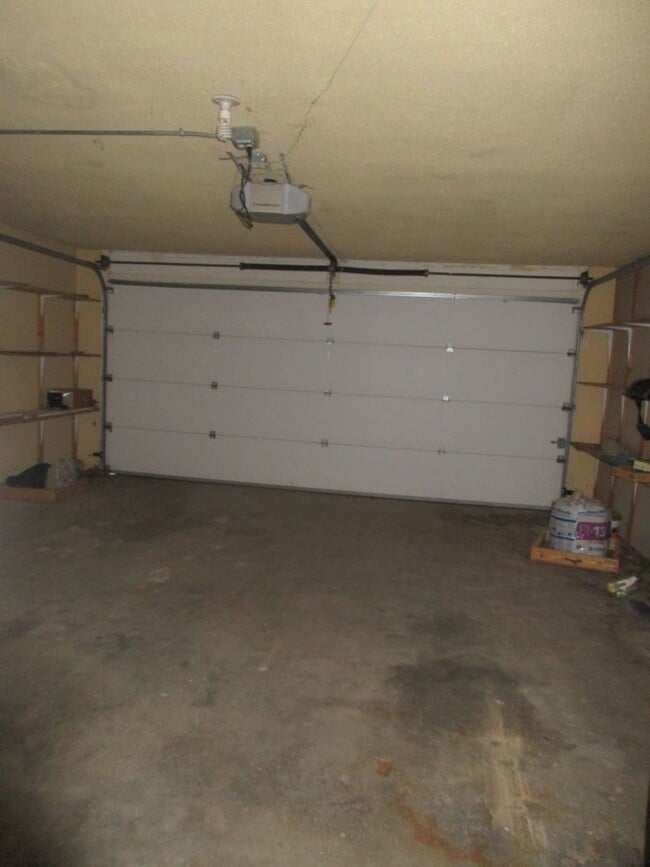 Building Photo - Split level home in West Lampasas