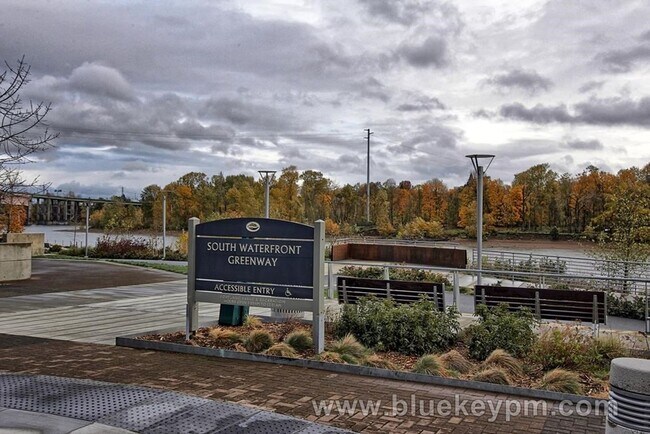 Building Photo - 2 Bed, 2 Bath Condo with Den at Atwater Place in Portland