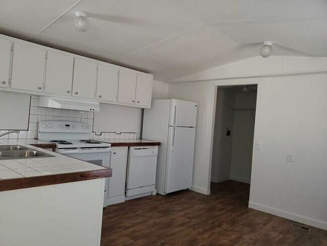 Building Photo - Ready to move in