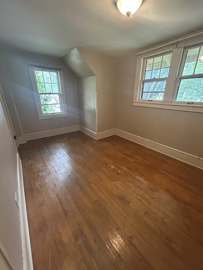 Building Photo - 3 Bedroom, 1.5 Bathroom - Available Now!