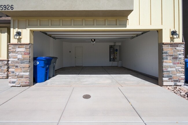 Building Photo - Modern 4-Bed Stand-Alone Home with Fenced Patio