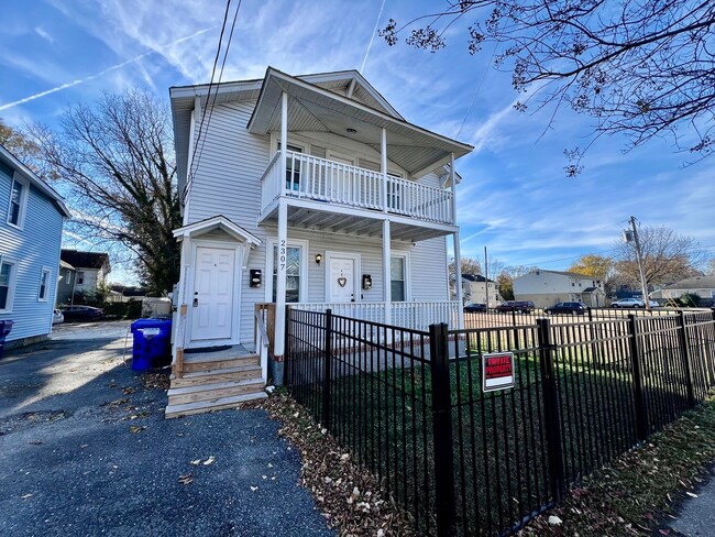 Primary Photo - Charming 1st Floor, 2 Bedroom duplex in th...