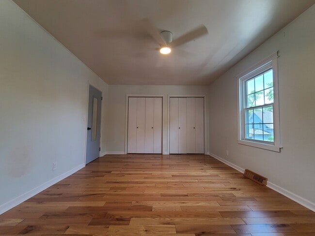 Building Photo - 3-bedroom, 2-bathroom home located in beau...