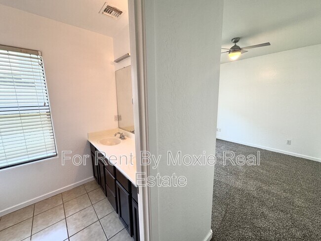 Building Photo - 330 S Farmer Ave