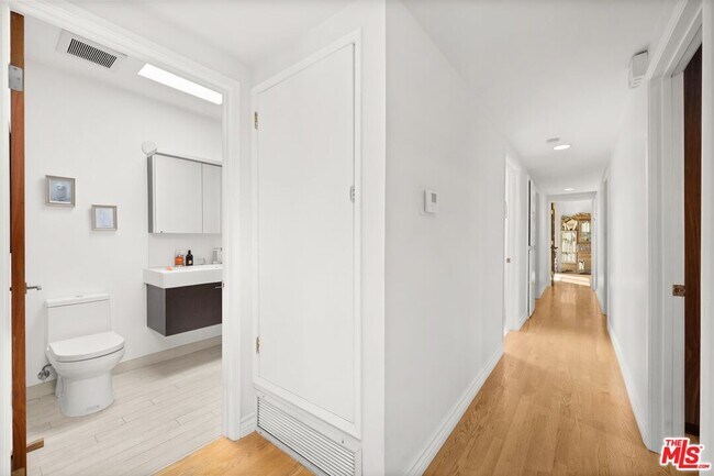 Building Photo - 22620 Dolorosa St