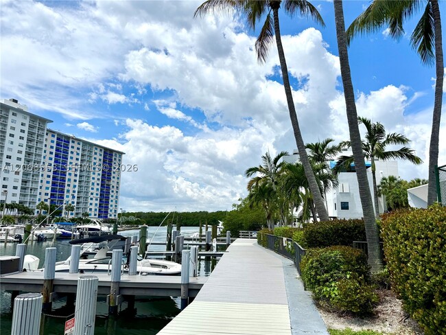 Building Photo - 350 Poinciana Island Dr