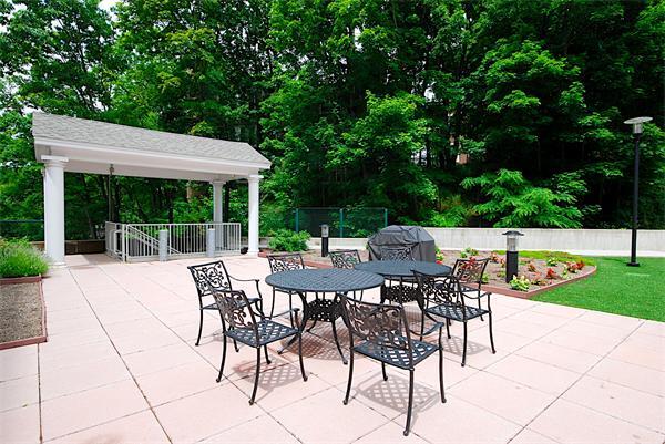 Building Photo - 1600 Beacon St