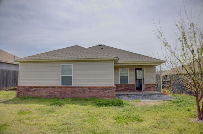 Building Photo - Coming Soon! 3 bed/2 bath!