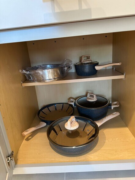 pots and pans - 4137 Redbridge Loop