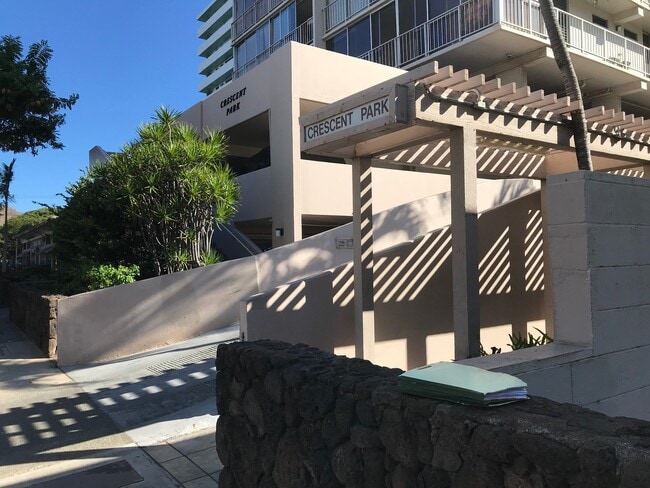 Building Photo - Crescent Park, 2 bedroom, 2 bathroom, with washer/dryer in apartment, Huge Diamond Head view from...