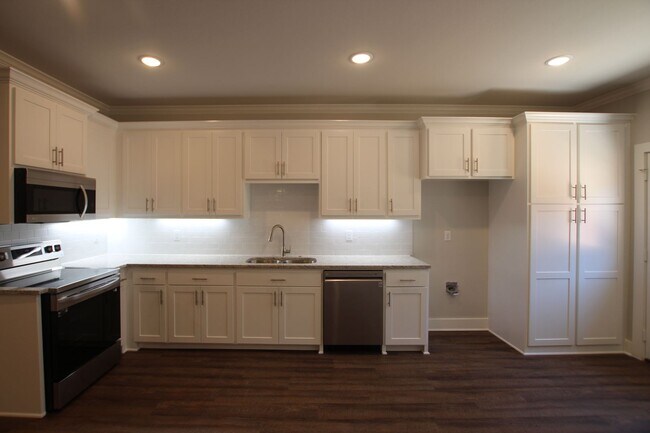Building Photo - COMING SOON! Luxury 3 Bedroom 2 Bath Townh...