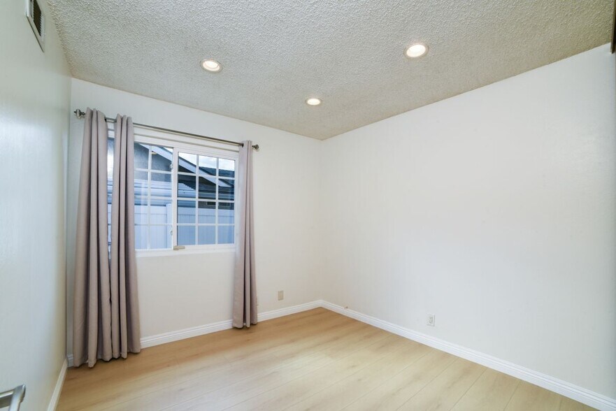 Building Photo - 1728 W Phillips Dr