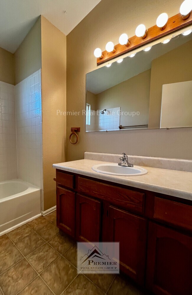 Building Photo - 505 Comanche Village Dr