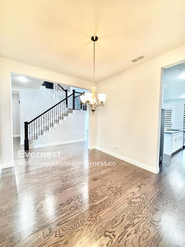 Building Photo - 566 Westwood Way Dr