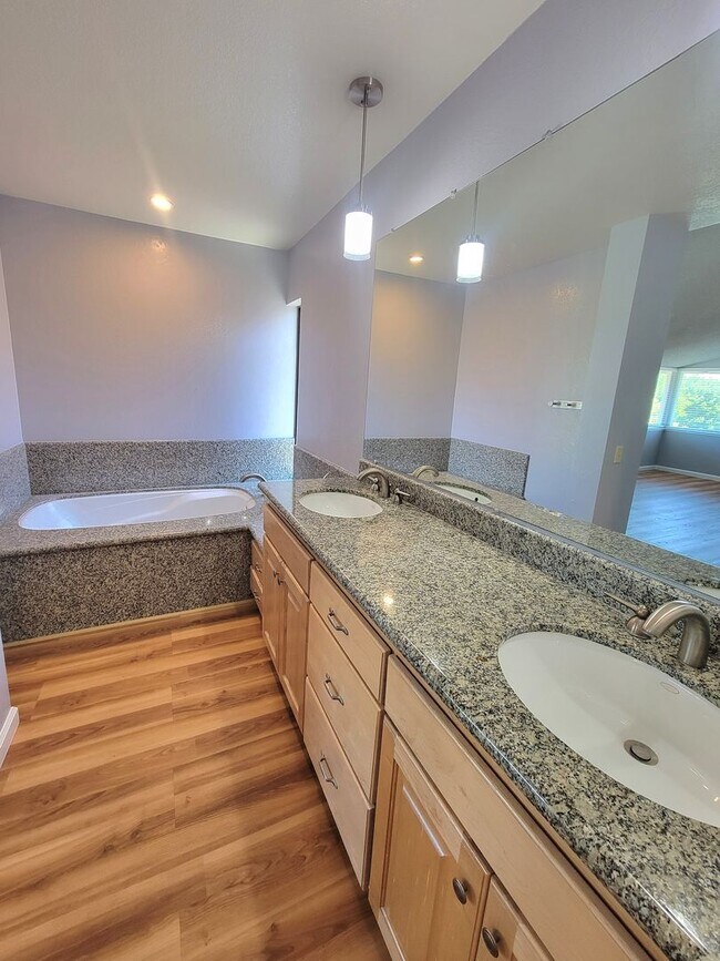 Building Photo - Spacious Beauty with Remodeled Kitchen and...
