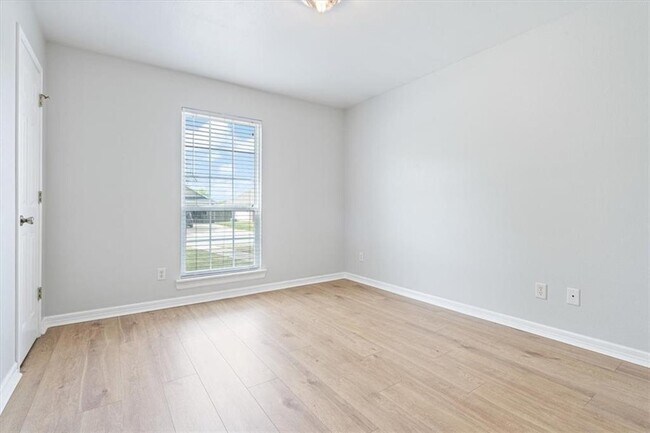 Building Photo - 1662 S Tally Ho Dr