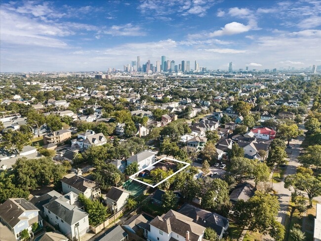 Building Photo - 515 E 9th St