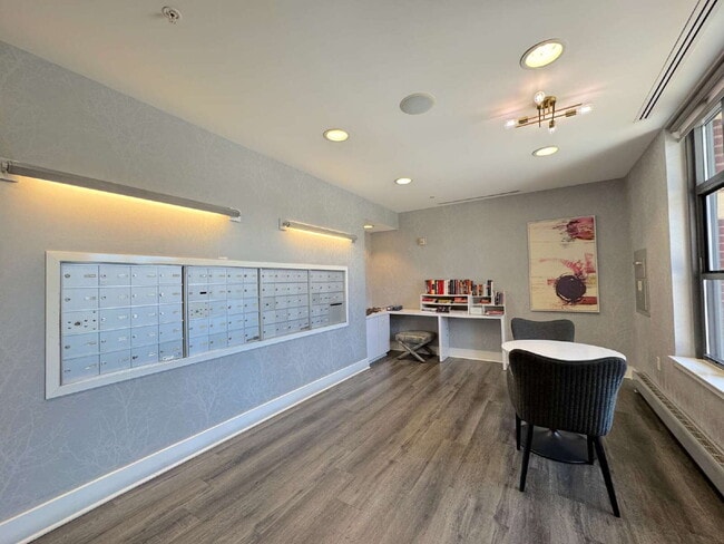 Building Photo - "Chic Urban Retreat: Stylish 1-Bed Condo with Hardwood Elegance in the Heart of Alexandria!"