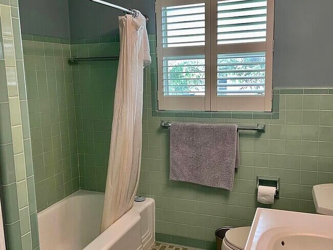 Building Photo - 235 Fordham Dr