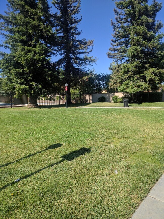 Building Photo - Townhouse in a gated community near Creeks...