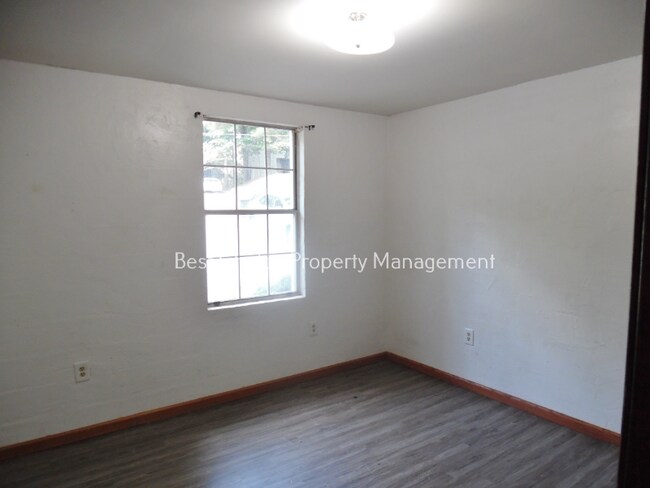 Building Photo - 211 Brookside Dr