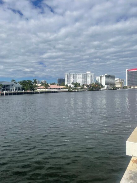 Building Photo - 2049 S Ocean Dr