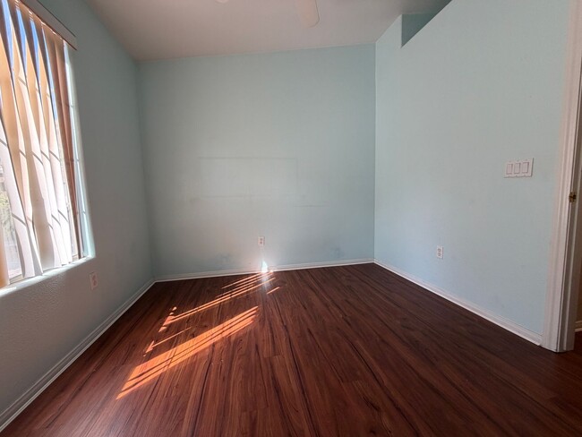 Building Photo - Gorgeous 2 bedroom townhouse Ready for immedate move-in!