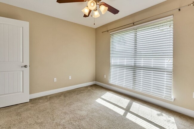 Building Photo - 4 Bedroom in Gulf Breeze!!