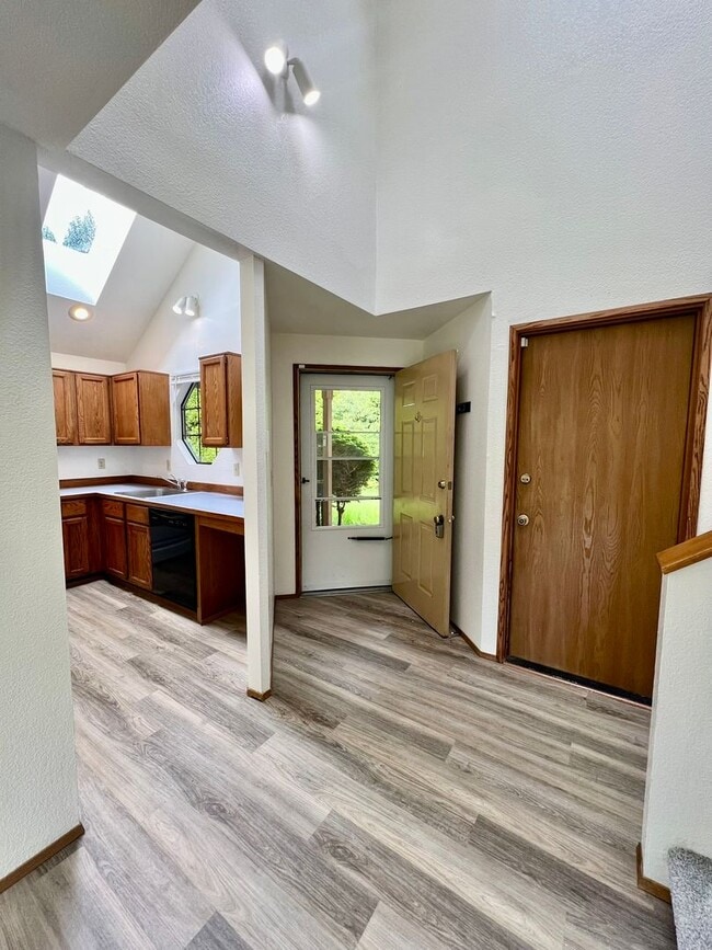 Building Photo - PENDING APPLICATION; New Paint & New Floor...