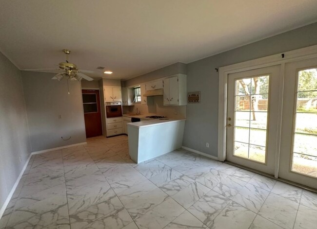 Building Photo - 1707 Ave E