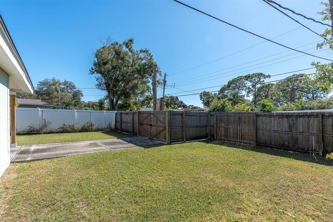 Building Photo - 618 Glenoak St N