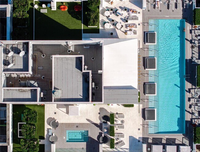 Building Photo - 1010 Brickell Ave
