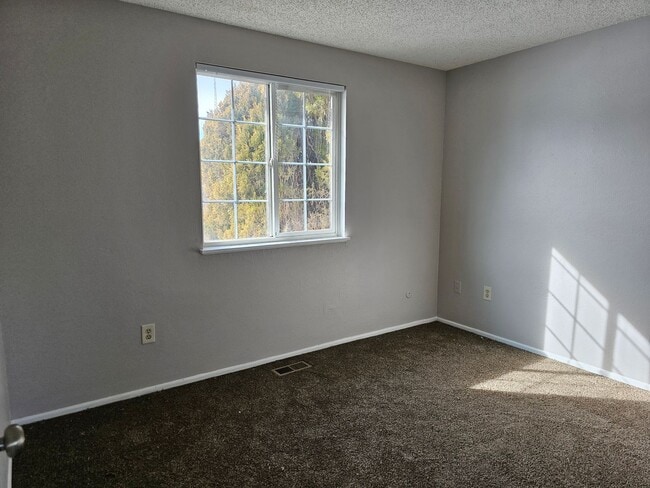 Building Photo - 4 Bedroom Bi Level with Large Yard and 2 Car Garage