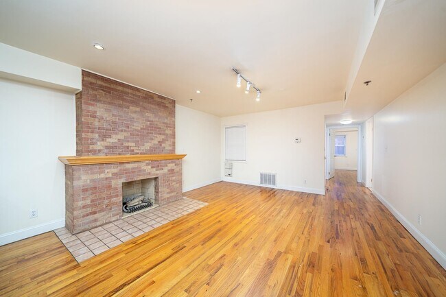 Building Photo - 102 Hudson St