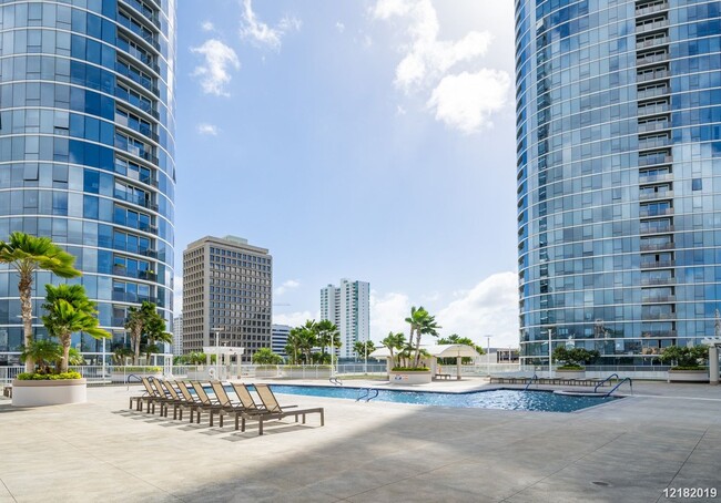 Building Photo - 2 BD/2 BA/2 Parking Condo in the Moana Pac...