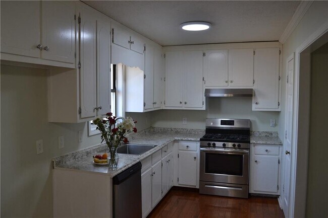 Building Photo - 555 Lee Byrd Rd