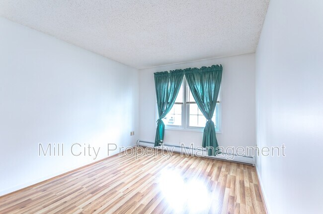 Building Photo - 8 Northbrook Dr