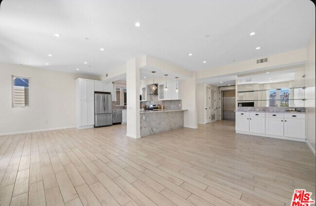 Building Photo - 1654 Greenfield Ave