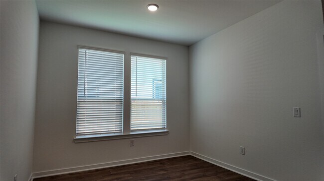 Building Photo - 15655 Maple