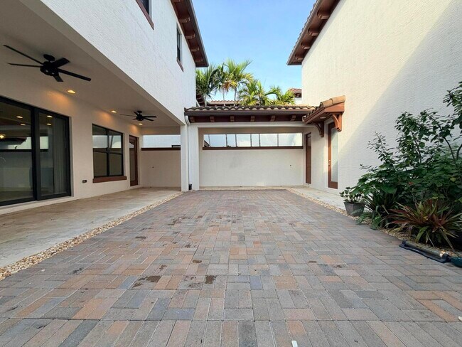 Building Photo - 2074 Dickens Terrace