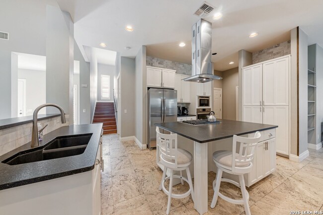 Building Photo - Charming Home Awaits: Spacious & Modern Living in a Prime Location