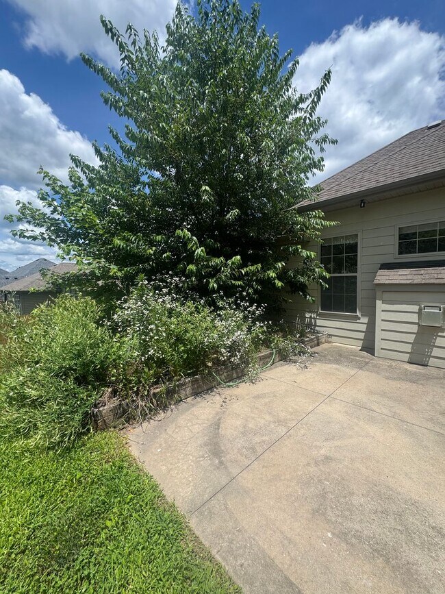 Building Photo - 3 bedroom 2 bath house w/ 2 car garage