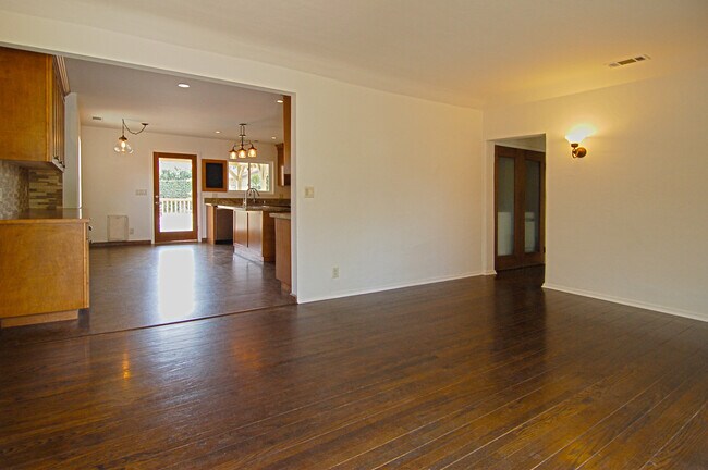 Building Photo - 3032 Glenhurst Ave